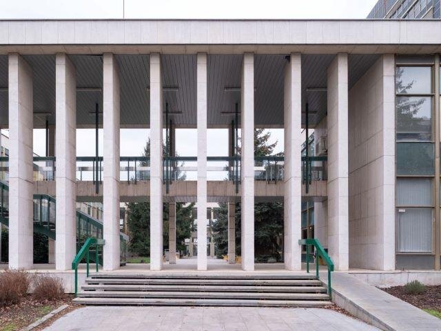 Matematicko-fyzikální fakulta Univerzity Karlovy v Troji od Karla Pragera