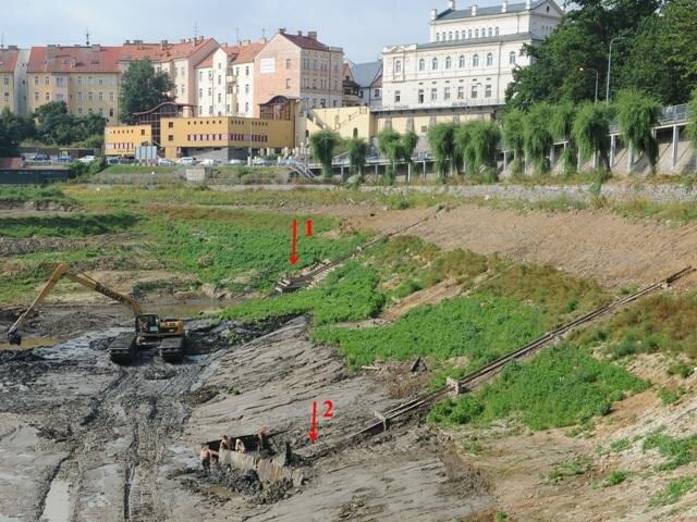 Středověké spodní výpusti v hrázi Jordánu. 1. jižní výpusť, 2. severní výpusť.