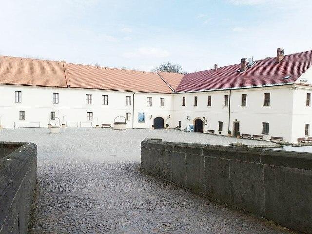 Rekonstrukci čekají i hospodářské budovy zámku.