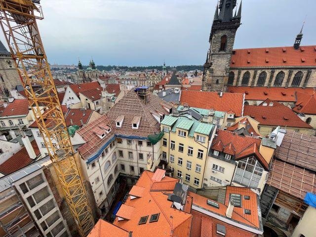 Snímek z průběhu oprav střech na celkem devíti objektech