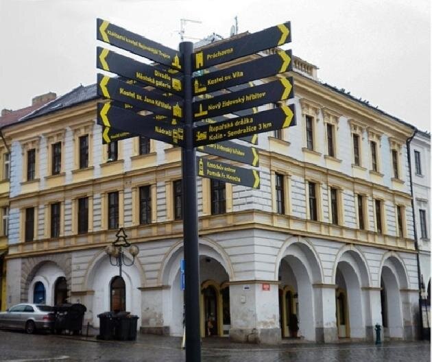 Nové turistické ukazatele v Kolíně navigují turisty k významným památkám města. 