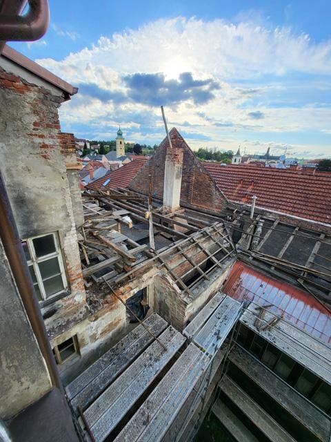 Bourání druhého krovu v červnu 2024