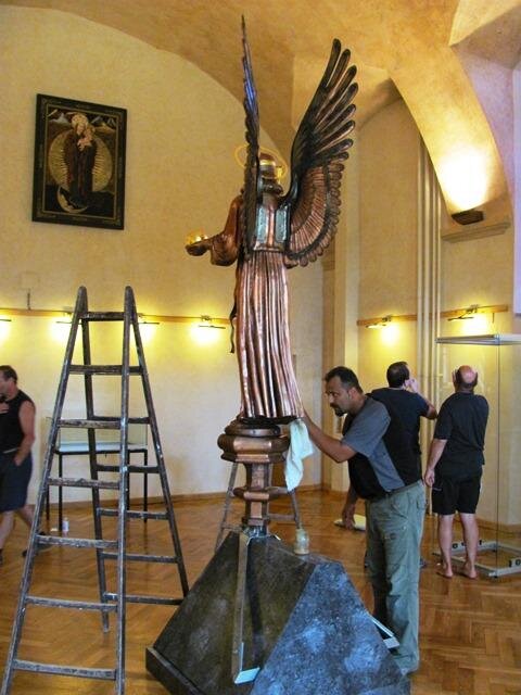 Sochař Petr Holub při instalaci výstavy v klášteře v Emauzích