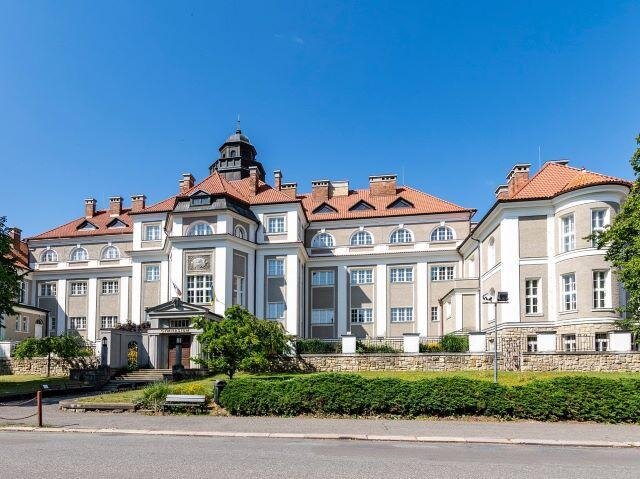 Celkový pohled na majestátní budovu gymnázia