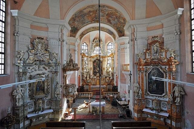 Interiér kostela sv. Mikuláše v Dobřanech