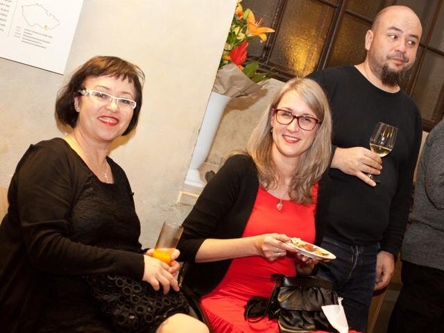 Korektorka Lenka Kuboušková (vlevo) s redaktorkou zpravodajství Kristýnou Ševčíkovou v dobré náladě