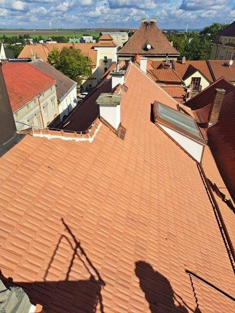 Hřeben střechy s novou krytinou Tondach