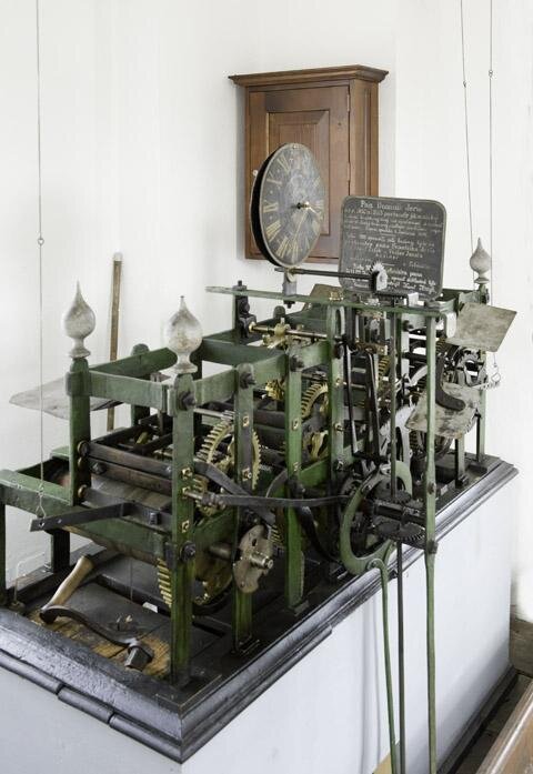Pravidelně ručně natahovaný a udržovaný hodinový mechanismus je v soustavném provozu.