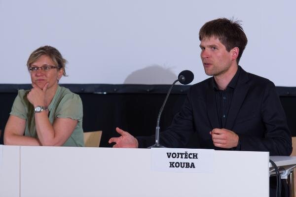 Ilona Prausová prezentovala aktivity Spolku absolventů a přátel ČVUT. Diskuzi moderoval Vojtěch Kouba.