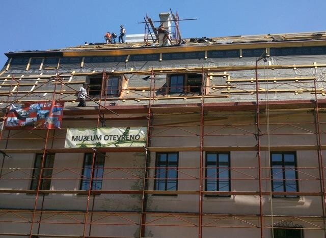 Rekonstrukce střechy na zámku Kinských ve Valašském Meziříčí.