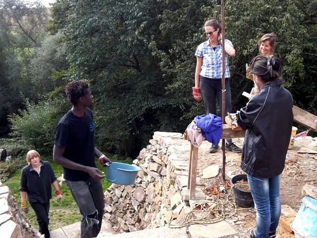 V západočeské obci Chříč pomáhala na podzim skupina zahraničních dobrovolníků renovovat historický pivovar. Akci pořádala organizace INEX-Sdružení dobrovolných aktivit.
