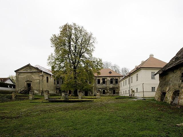 V západní části zámku se nacházejí hodnotné dochované trámové stropy datované dendrochronologickým průzkumem do období let 1609 až 1642.