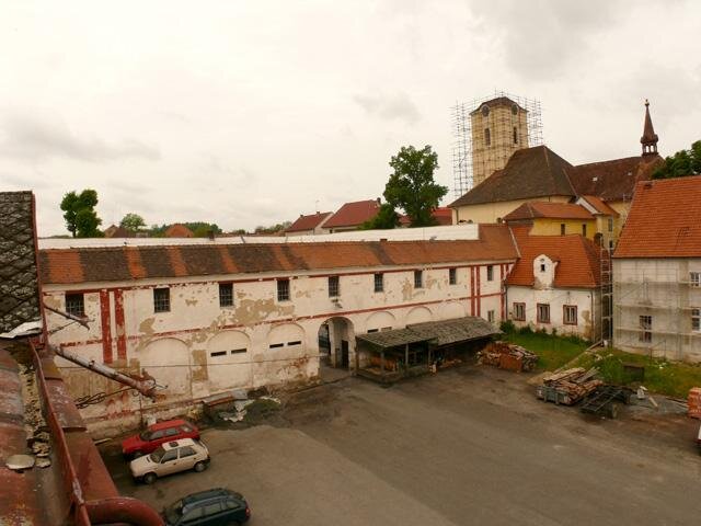 Spojovací chodba před obnovou