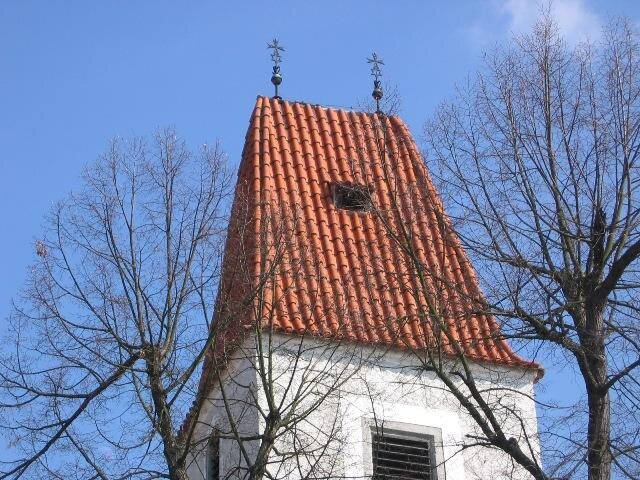 Střecha kostelní věže s novými prejzy od společnosti Tondach