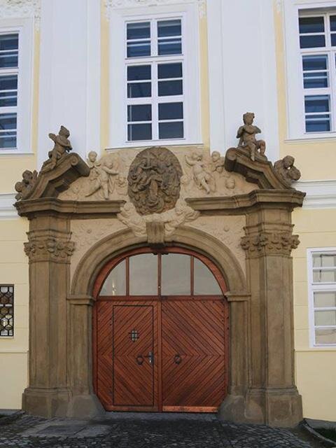 Za zvláštní pozornost stojí monumentální sochařsky pojatý portál s reliéfem, který je připisován baroknímu sochaři Jiřímu Antonínu Heinzovi.