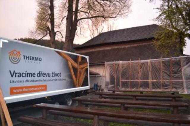 Při sanaci krovu, roubení a také narušení stropních trámů, schodiště a vystavených exponátů muzea ve Velkých Karlovicích  byla použita metoda horkovzdušné sanace.