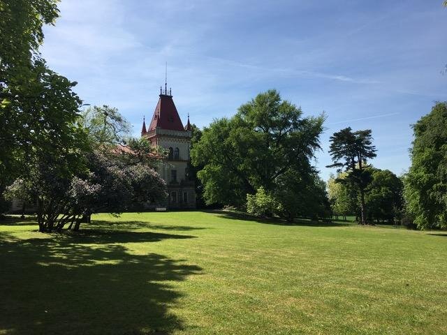 Zámek i park patří mezi chráněné památky.