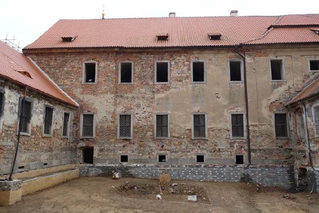 Rajský dvůr před obnovou