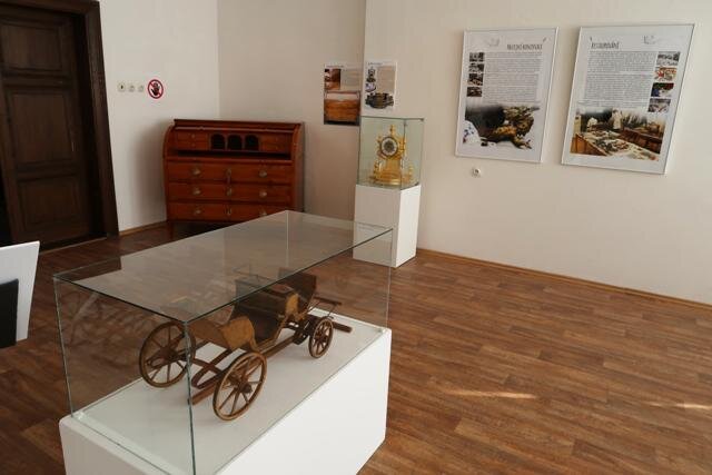 Od modelů kočárů přes zlacené hodiny až k historickému nábytku