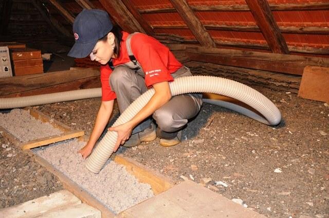Aplikace foukané izolace Climatizer Plus do trámového stropu