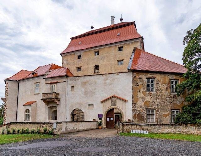 Celkový pohled na zámek Miroslav s novými střechami