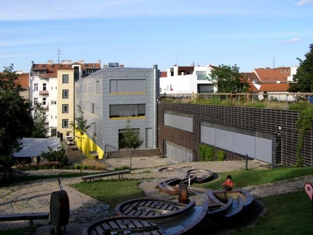 V ekologicko-minimalistickém duchu byl navržen objekt za domy v Údolní ulici v Brně.