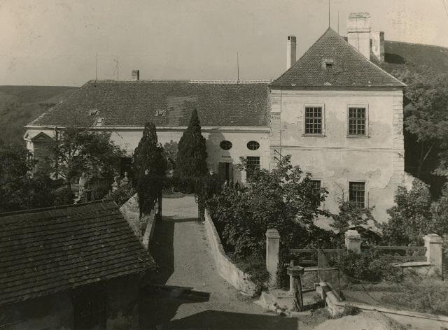 Pohled od rotundy přes vnitřní hradní příkop na horní nádvoří deblínského zámku v roce 1947