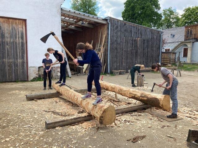 Tesání trámů - studenti liberecké Technické univerzity v rámci workshopů manuální propedeutiky