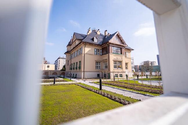 Rodinnou vilu s reprezentativním sídlem stavební kanceláře si nechal postavit v letech 1922–1924 František Grossmann.