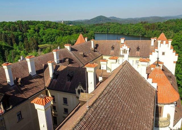 Střešní zámecká krajina po obnově střech věží