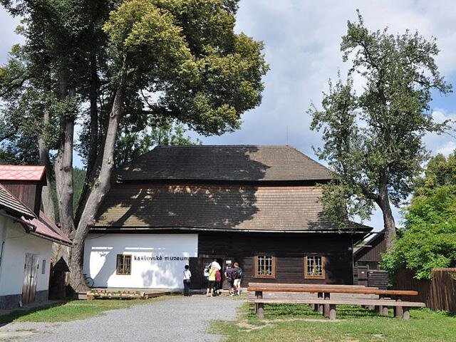 Původně kupecký dům s mansardovou střechou pokrytou štípaným šindelem byl postaven v roce 1813.