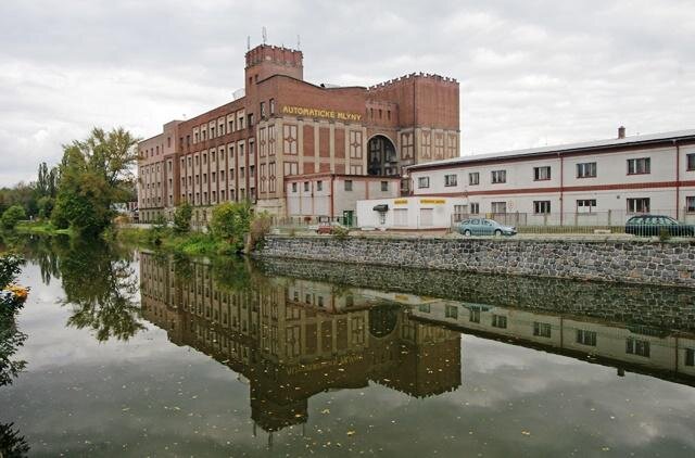 Automatické mlýny bratří Winternitzů bývají podle autora úprav nazývány také Gočárovy mlýny.