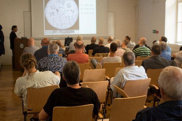 Účastníci letní školy numismatiky se dozvědí řadu nových informací z oboru.