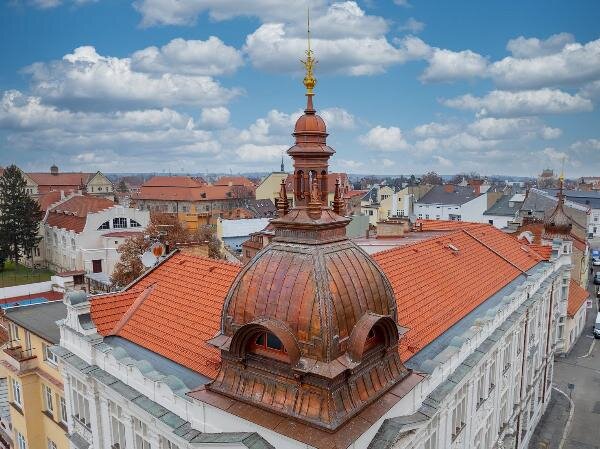 Detailní pohled na jednu z nárožních věží