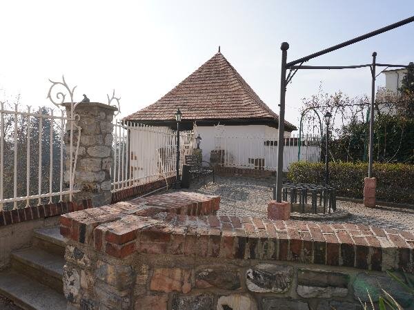 Bašta Michalského výpadu s novou šindelovou střechou