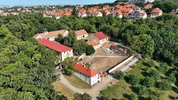 Celý komplex je tvořen hlavní budovou, hospodářskými budovami a stájemi. 
