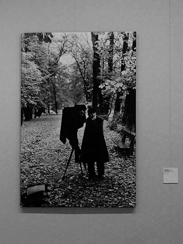 Josef Sudek se svým fotopřístrojem v roce 1958