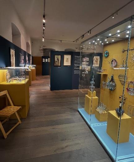 Exponáty pocházejí jak z muzejních či galerijních institucí, tak ze sbírek soukromých sběratelů.