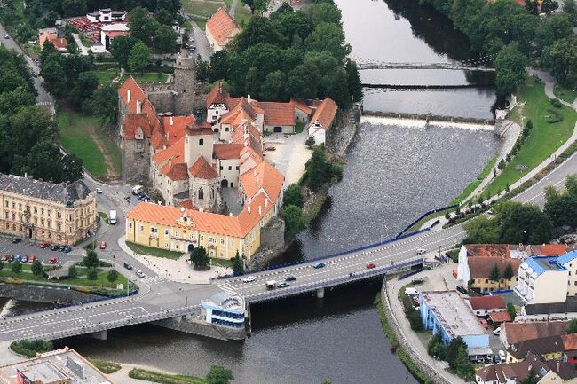 Celkový pohled na strakonický hrad na soutoku řek Otavy a Volyňky
