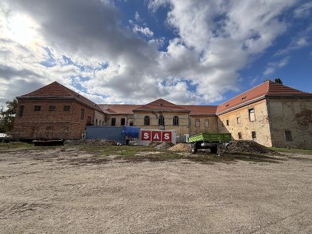 Zahájení rekonstrukce zámku v roce 2024, která jednu polovinu zámku promění ve fungující celek.