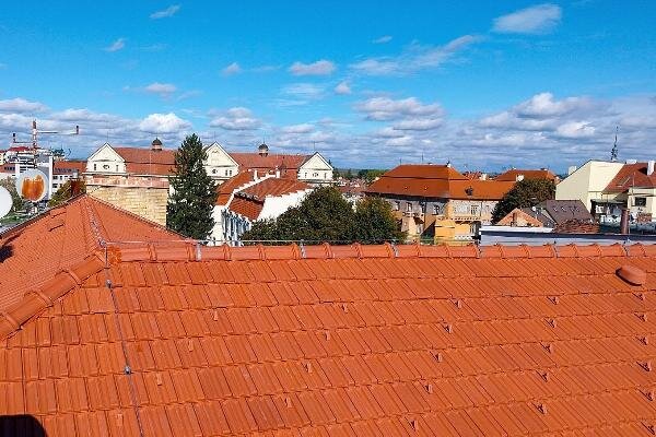 Pohled na hřebeny střech objektu základní umělecké školy