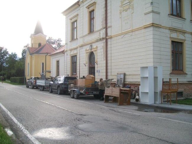 Stěhování muzejního mobiliáře na příkaz vedení města Lišov v roce 2023