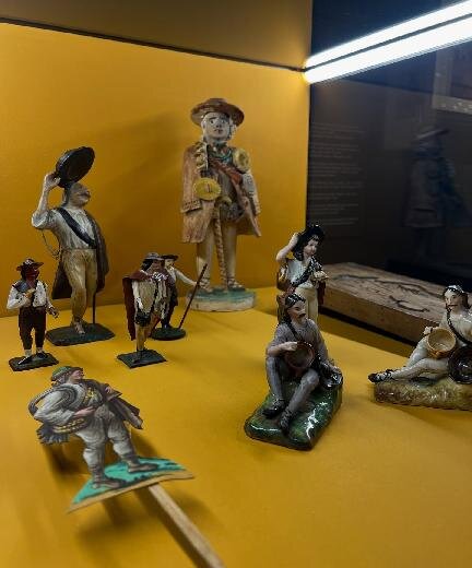 Figurky a sošky zobrazující dráteníka