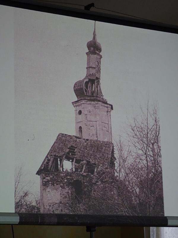 Stav poškozené věže na archivní fotografii
