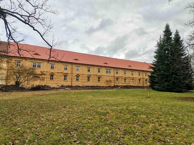 Celkový pohled na obnovenou fasádu