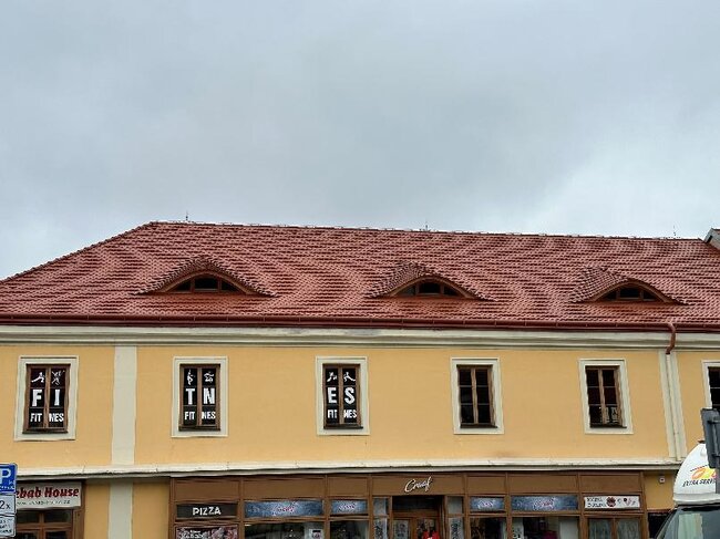 Obnova střech na obchodní budově v Rokycanech od firmy RYTA byla oceněna v kategorii Veřejně prospěšné stavby.