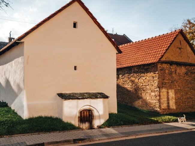 Každý rok se podaří omítnout jeden objekt ze souboru stodol v obci Hrubá Vrbka.