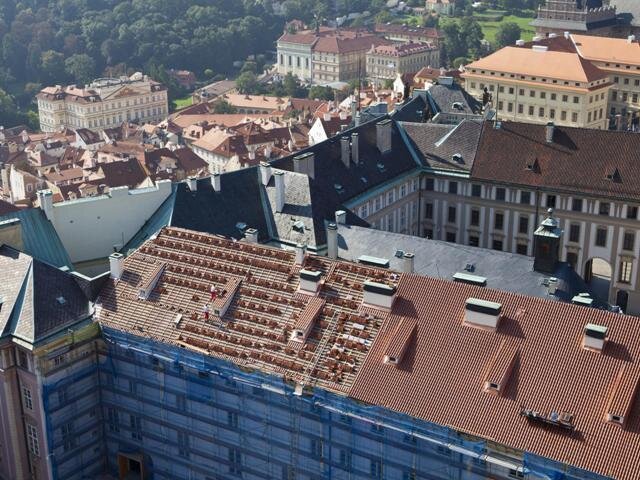 Letecký pohled na střechu Nového paláce při rekontrukci