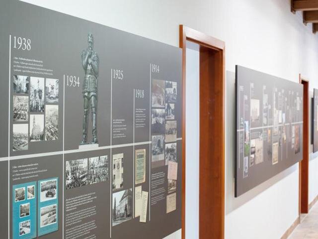 Po celé délce chodby, ze které se vchází do jednotlivých místností – expozicí, je instalována časová osa Frýdlantu.