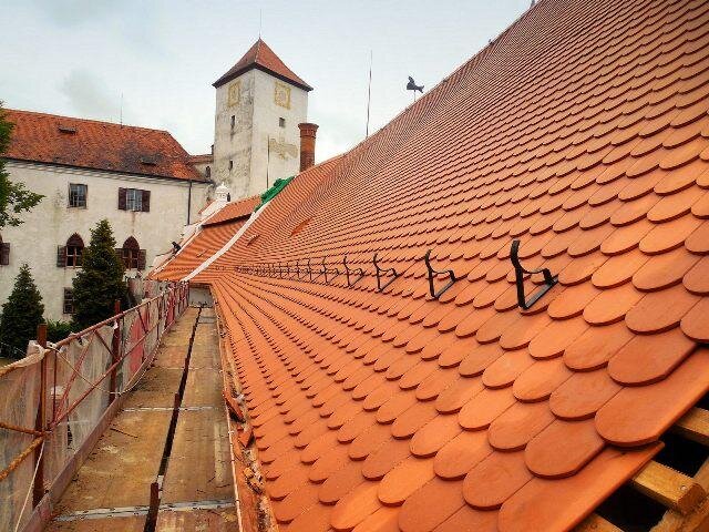 Pohled na hotovou střechu jižního křídla hradu Bítova směrem k věži 